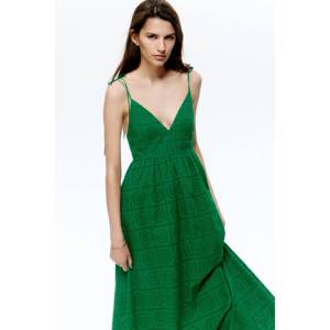 Robe Bohème XL Modeste avec Broderie Anglaise, Motif à Pois, Taille Empire, Bretelles Halter en Dentelle, Respirante et Élégante pour la Journée - Product Image 1