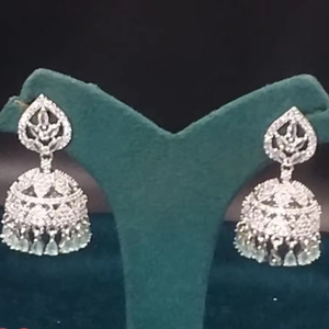 Boucles d'oreilles en laiton à la mode pour femmes avec des embellissements AD parfaits pour les fonctions ethniques et les cérémonies de mariage - Product Image 1