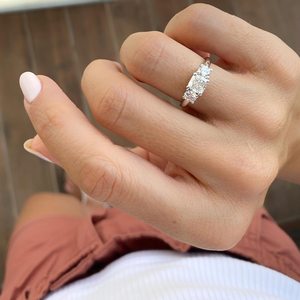 Belle pierre naturelle Moissanite bague de fiançailles or blanc Look ultime trois pierre bague en argent sterling 925 plaqué or 14 carats - Product Image 6