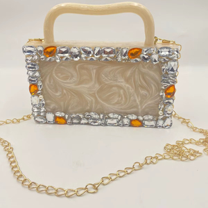 Bolso de Mano Étnico de Resina con Solapa Magnética, Duradero y Moderno para Fiestas - Product Image 1