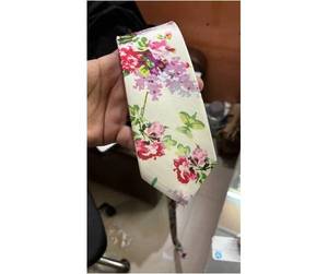 Cravate en soie Jacquard noir et or de haute qualité pour hommes vente en gros avec pochette assortie - Product Image 2