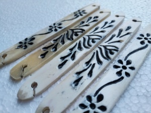 Lanzaderas de hueso talladas a mano hechas a medida hechas de hueso de búfalo real, ideales para tejer tiendas de suministros artesanales para reventa - Product Image 4