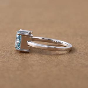 Ornez sa main de notre bague en or blanc 14 carats à deux pierres ornée de diamants de laboratoire. - Product Image 3