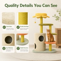 Structure d'escalade pour chat multi-niveaux moderne avec niche, poteaux à gratter en sisal écologiques, plateformes et jouet suspendu pour chats d'intérieur