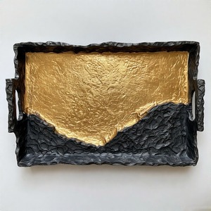 Plateau rectangulaire en aluminium Imperial Edge avec poignées surélevées en métal moulé pour un intérieur haut de gamme et une présentation élégante - Product Image 3