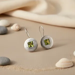 Boucles d'oreilles clous carrées en argent 925 avec péridot et perle/diamant, design géométrique tendance pour mariage, fête et cadeau - Product Image 2