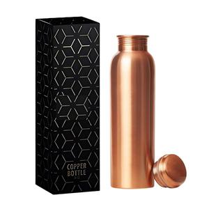 Conception gravée antique pour une vie durable Bouteille d'eau en cuivre disponible à un prix abordable et raisonnable pour la vente - Product Image 4