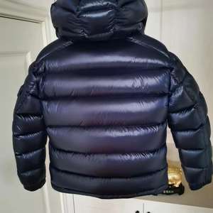 Veste matelassée légère et résistante à l'hiver pour hommes Caractéristiques chauffantes respirantes et confortables de haute qualité Vestes pour hommes de style actif - Product Image 5