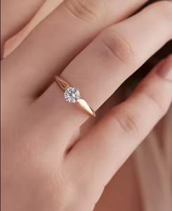 Bague solitaire cathédrale effilée en or 18 carats avec diamant central rond 050 ct et accents 005 ct Design élégant et intemporel - Product Image 6