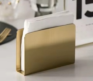 Porte-serviettes géométrique moderne en or, design élégant en demi-arc, idéal pour la table à manger et la décoration intérieure - Product Image 2