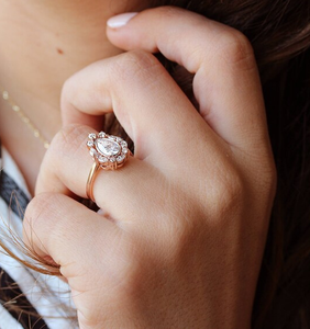 แหวนเพชรรูปลูกแพร์ชุบทองสีเงินแบบโรแมนติคสำหรับผู้หญิงโรแมนติก - Product Image 3