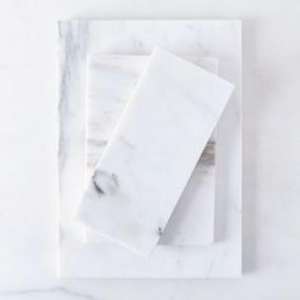 Planche à découper en marbre robuste avec des veines uniques qui allient beauté et durabilité pour une utilisation quotidienne en cuisine - Product Image 3