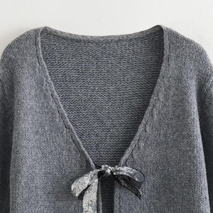 Femmes nouveau modèle nœud à manches longues col en v tricoté chemisier pull décontracté et confortable pour la saison d'automne en gros - Product Image 3