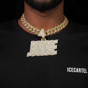 Pendentif personnalisé JAYTEE avec 4 moissanites, en or 14 carats, plaque nominative unique et élégante avec un charme luxueux - Product Image 3