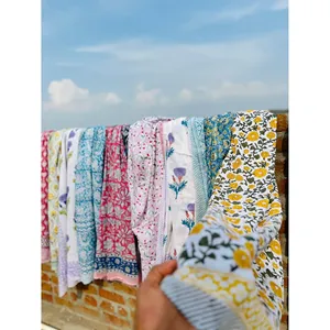Lot de 5 paréos et foulards d'été 100 % bio imprimés à la main pour maillots de bain - Product Image 1