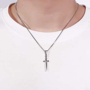 จี้สร้อยคอรูปดาบไขว้เคลือบทองคำแท้บนสแตนเลสสตีลสำหรับผู้ชาย - Product Image 4