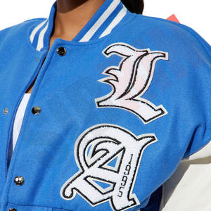 Chaqueta bomber azul cielo de alta calidad para mujer de fabricante OEM, parches en el cuello, chaqueta universitaria sexy para mujer para la universidad y las fiestas del club - Product Image 5