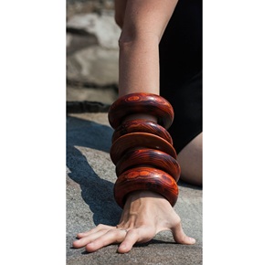 Brazaletes Clásicos de Madera Impermeables con Colores Personalizados, Diseñados para Atuendos Tradicionales y Regalos Empresariales, Disponibles en Todo el Mundo - Product Image 3