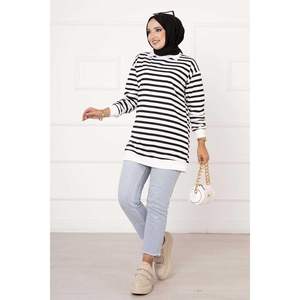 Sweat à capuche rayé noir pour femmes - Product Image 4