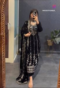 Haut et pantalon assortis en velours de qualité supérieure de style traditionnel pour femmes et filles avec ensemble Dupatta pour les mariages et les fêtes - Product Image 3