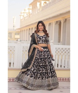 Velours de créateur Lahenga Choli pour femmes mariage vêtements de mariée avec beau travail de miroir et tenue de fête à broderie lourde - Product Image 3
