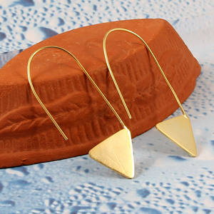 Sofisticados pendientes colgantes de Latón chapado en oro de 18K para mujer, abalorio Triangular finamente elaborado, mezcla de forma minimalista para regalo - Product Image 2