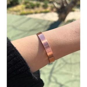 สร้อยข้อมือทองแดงรูปมือที่หรูหราและให้ความรู้สึกชาติพันธุ์ที่ทำด้วยมือโดยศิลปินที่มีฝีมือเหมาะสำหรับการแต่งกายและประเพณี - Product Image 1