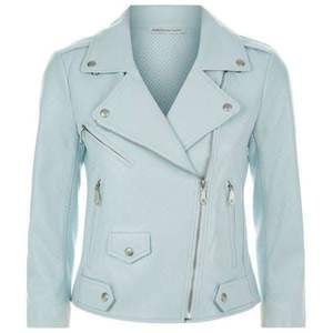 C'est une veste en similicuir PU rouge pour homme de la marque Hood Crew, avec capuche amovible. - Product Image 2