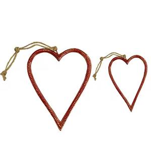 Ensemble de deux cœurs suspendus en forme de cœur avec ornement en métal massif, idéal pour la décoration de Noël - Product Image 1