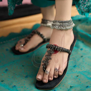 Chaussures Kolhapuri pour femmes les plus vendues, durables, antidérapantes, de haute qualité, semelle extérieure en cuir naturel, dessus en velours, personnalisables - Product Image 2
