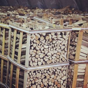 Leña de haya de roble Premium para un rendimiento limpio de larga duración, perfecta para soluciones de calefacción en interiores y exteriores. - Product Image 2