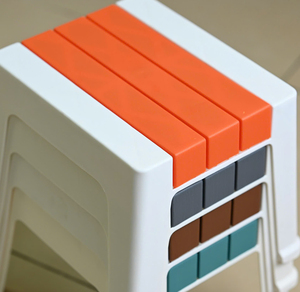 Venta al por mayor de plástico de alta calidad taburete apilable bicolor antideslizante compacto y fuerte taburete silla para actividades al aire libre - Product Image 4