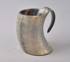 แก้วเขาควายขัดเงาทำมือสไตล์ไวกิ้ง พร้อมสลักสัญลักษณ์ค้อนมิโวลเนียร์ของธอร์ แบบดั้งเดิมของชาวนอร์ส - Product Image 4