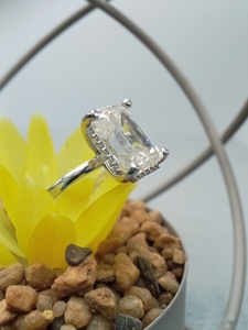 Anillo de Compromiso y Boda Clásico con Diamante de Corte Esmeralda de 2.5ct Cultivado en Laboratorio VVS para Mujer, Certificado para 14k - Product Image 6