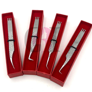 Pince à épiler professionnelle d'extension de cils en acier inoxydable argenté de nouvelle conception de couronne avec votre propre outil de beauté de Logo personnalisé - Product Image 1