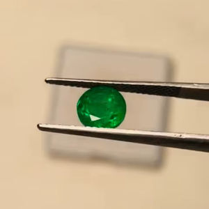 Esmeralda Natural de 7 mm, Corte Redondo, Calidad Premium con Brillo AAA y Bonito Color Verde, Pulido Perfecto para Cualquier Joyería - Product Image 3