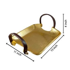 Rectangulaire en or avec poignées en cuir. Plateau de service rectangulaire luxueux avec une finition dorée brillante poignées en cuir marron 2025 - Product Image 2