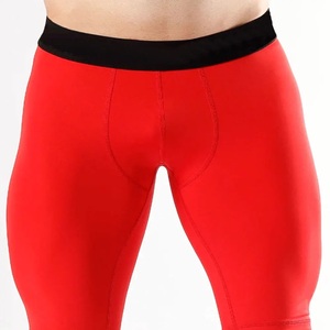 Short de compression homme rouge et noir en matière unie, simple couche, avec ceinture contrastante personnalisée, motif flexible pour sculpter la forme des cuisses - Product Image 5