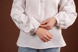 Chemisier brodé ukrainien tendance pour femme, haut décontracté en coton blanc brodé de fleurs, style ukrainien - Product Image 4