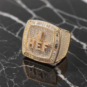 Bague en argent avec moissanite taille baguette et sertissage pavé, design personnalisé, bague audacieuse de luxe pour homme - Product Image 1