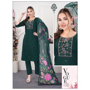 Offrez-vous le luxe avec le Kurti en soie romaine, conçu pour l'élégance et le confort, salwar kameez et kurti. - Product Image 2