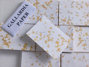 Papel Hecho a Mano con Pétalos de Flores Galladria, Hecho a Medida, para Invitaciones de Boda, Manualidades, Papelería Floral Reciclada y Sostenible - Product Image 3