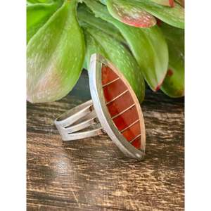 Bague Navajo faite à la main avec incrustation de corail et d'argent sterling, taille 9 - Product Image 3