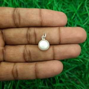 Bijoux pour enfants fabriqués à la main pendentif rond en argent sterling 925 avec diamant et perle gemme Flatback Cabochon Design - Product Image 1