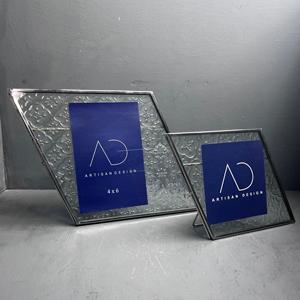 Ensemble de 2 cadres photo de table, décoratifs, en acier et verre avec finition argentée - Product Image 1
