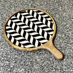 Plateau à pizza classique en bois de manguier durable et écologique de haute qualité, 12 pouces, finition résine, fabricant indien, pour servir lors de fêtes - Product Image 1