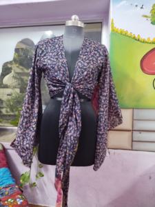 เสื้อครอปผ้าไหมทันสมัยพร้อมคอวีลึกแขนกระดิ่งยาวผูกด้านหน้าลำลองและสบายสำหรับการทำงานในกิจกรรมทางสังคม - Product Image 3