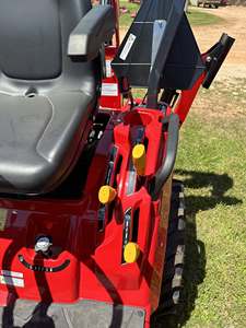 รถแทรกเตอร์มือสอง Massey Ferguson สีแดง ขับเคลื่อน 4 ล้อ 25 แรงม้า พร้อมอุปกรณ์ตักดินด้านหน้า ระบบเกียร์ขับเคลื่อน รับประกัน 6 เดือน ใช้งานได้หลากหลาย - Product Image 2