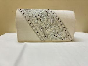 Elegante bolso de mano étnico indio, trabajo Zari detallado y adornos de cuentas hechos a mano para eventos especiales de proveedor indio - Product Image 3