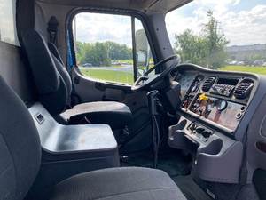 Camión de Plataforma Plana con Eje Tándem M2 112 de 26 pies, 2020, con 410 HP, Caja de Cambios Manual de 10 Velocidades, Robusto y Fiable para Transporte Pesado - Product Image 2
